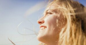 Se sentir bien dans ta peau impacte directement l’humeur et te rendre heureuse