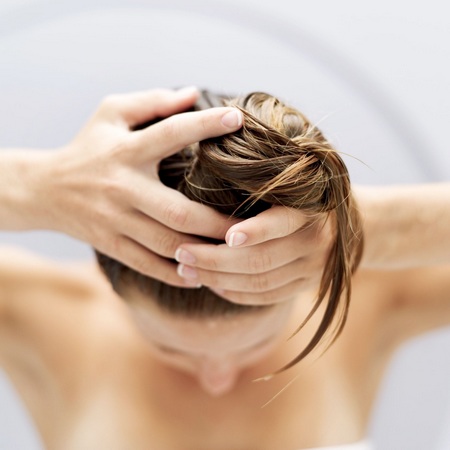 Essayez de faire un massage au beurre pour soigner vos cheveux endommagés