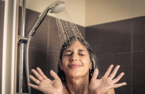 Pourquoi n’est-il pas bon de se laver le visage lorsque vous prenez votre douche ?