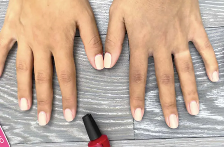 Astuce pour enlever la colle sur les ongles